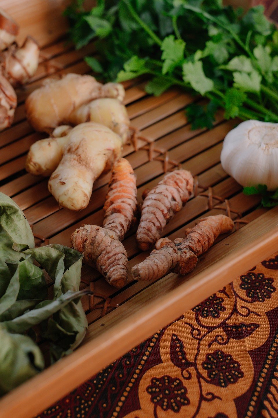 Verse gember, kruiden en knoflook